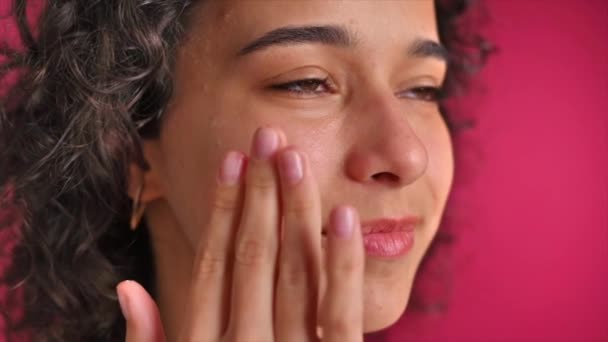Una Joven Mujer Caucásica Sonriente Está Haciendo Una Máscara Facial — Vídeos de Stock