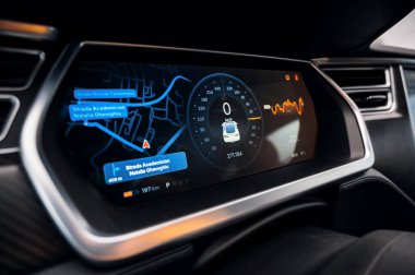CHISINAU, MOLDOVA - NOVEMBER, 2022: Üzerinde harita ve hız göstergesi olan Tesla Model S ana gösterge panelinin görüntüsü