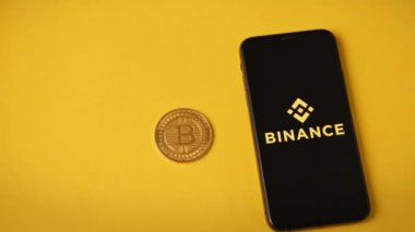 CHISINAU, MOLDOVA - Kasım 2022 Altın Fiziksel Bitcoin ve Binance uygulamalı bir telefon