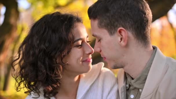 Una Coppia Romantica Parco Autunnale Uomo Che Bacia Sua Donna — Video Stock