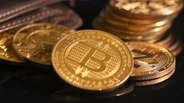Cüzdanından dökülen şifreli madeni paraların yakın görüntüsü, altın Bitcoin