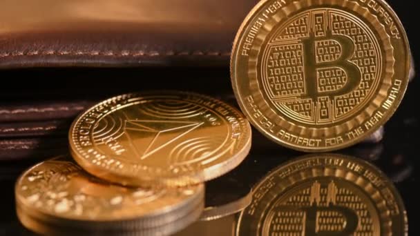 Vista Cercana Las Monedas Criptográficas Físicas Derramadas Billetera Bitcoin Dorado — Vídeos de Stock