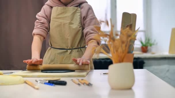 Mistr Sochařství Keramiky Pracující Studiu Odvaluje Hlínu Válečkem Nástroje Materiály — Stock video