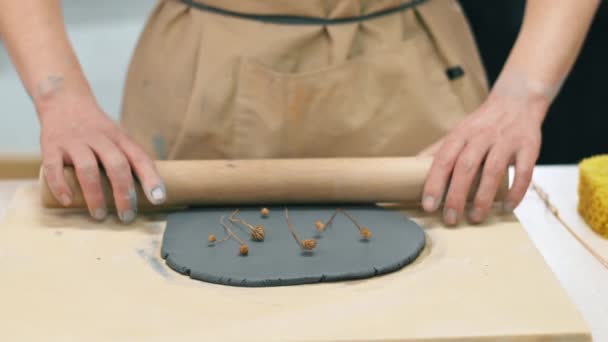 Stüdyoda Çalışan Bir Çömlek Ustası Dal Parçalarını Merdaneyle Çamura Sıkıştırır — Stok video