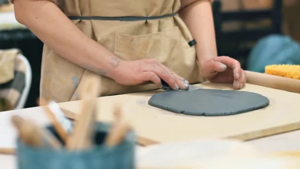 工房で働く陶器の彫刻の達人 スムーズな粘土 テーブルの上のツールと材料 — ストック動画