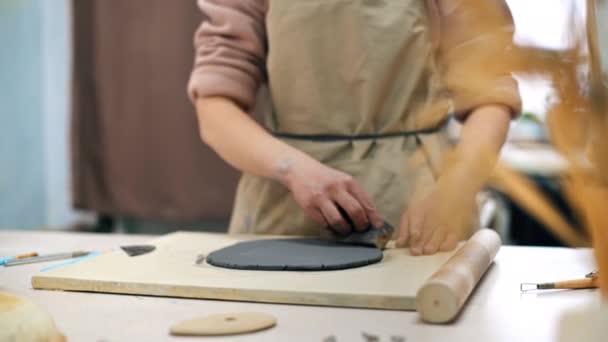 工房で働く陶器の彫刻の達人 スムーズな粘土 テーブルの上のツールと材料 — ストック動画