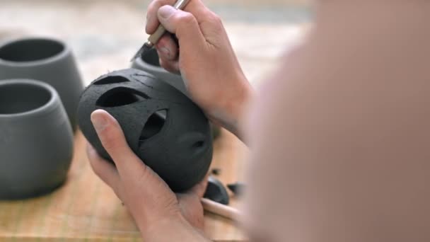 工房で働く陶器の彫刻の達人 新鮮な陶器の穴を切る — ストック動画