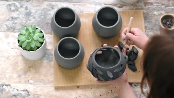 Mestre Esculpir Cerâmica Trabalhando Estúdio Corta Buracos Cerâmica Fresca Outros — Vídeo de Stock
