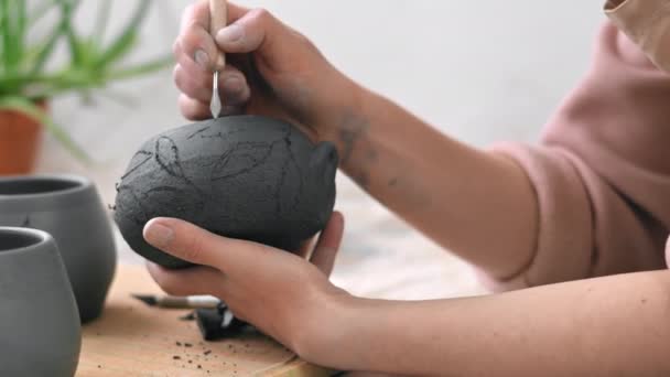 雕塑家在工作室工作的雕塑家 在新鲜陶器上打洞 — 图库视频影像