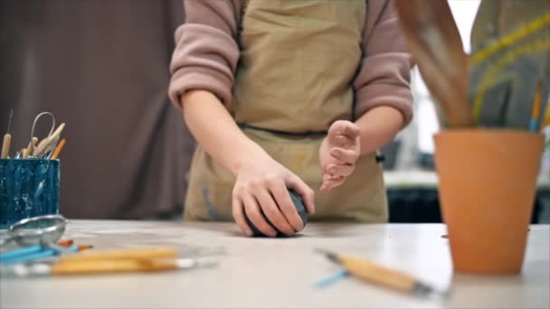 雕塑家在工作室工作的雕塑家 用她的手捏一块粘土 桌上的工具 慢动作 — 图库视频影像