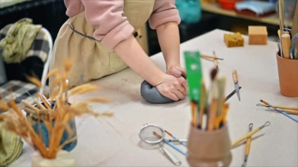 Mestre Esculpir Cerâmica Trabalhando Estúdio Amassando Pedaço Barro Com Mãos — Vídeo de Stock