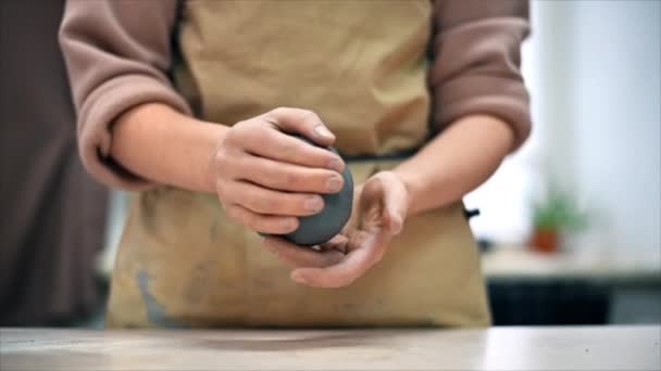 雕塑家在工作室工作的雕塑家 用她的手捏一块粘土 桌上的工具 慢动作 — 图库视频影像
