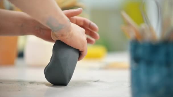 Mestre Esculpir Cerâmica Trabalhando Estúdio Amassando Pedaço Barro Com Mãos — Vídeo de Stock