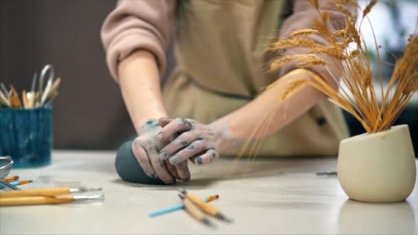 Stüdyoda Çalışan Bir Çömlek Ustası Elleriyle Bir Parça Kil Topluyor — Stok video