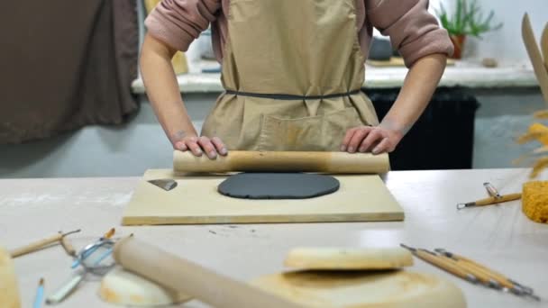 Maestro Scultura Ceramica Che Lavora Uno Studio Stendere Argilla Con — Video Stock