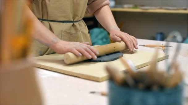 工房で働く陶器の彫刻の達人 圧延ピンで粘土を転がします テーブルの上のツール スローモーション — ストック動画