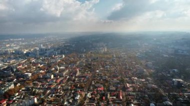 Moldova, Chisinau 'nun hava aracı görüntüsü. Şehir merkezinin birçok binası ve sararmış ağaçlı caddeleri var.