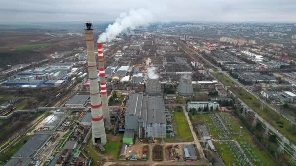 在多云天气下 俯瞰基希讷乌火力发电厂的空中无人机图像 看到周围有冒着热气的管子 建筑物和发黄的树 — 图库视频影像