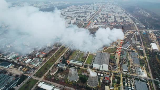 在多云天气下 俯瞰基希讷乌火力发电厂的空中无人机图像 看到周围有冒着热气的管子 建筑物和发黄的树 — 图库视频影像