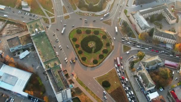 チシナウ モルドバの空中ドローンビュー 円形の交差点 複数の建物や黄色の木と街の中心部の眺め — ストック動画