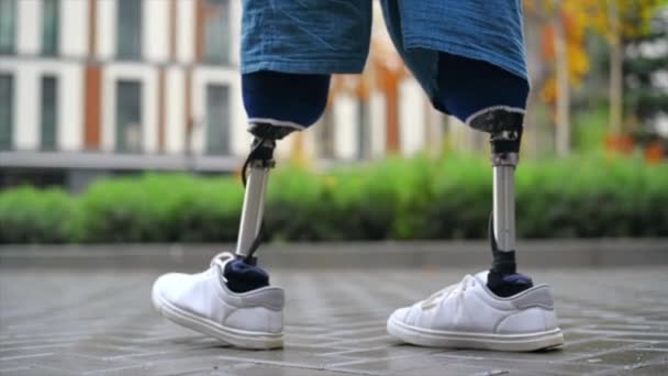 View Walking Man Prosthetic Legs White Sneakers Rainy Weather Greenery — Stock Video
