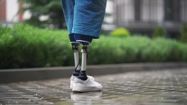 Vista Hombre Caminante Con Piernas Protésicas Zapatillas Blancas Clima Lluvioso — Vídeos de Stock