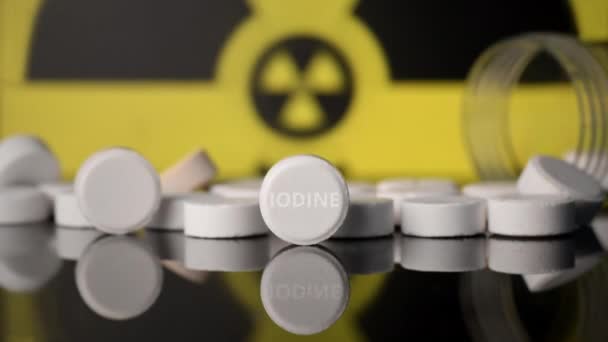 Pilules Iode Radiations Dispersées Pot Vide Proximité Signe Rayonnement Ionisant — Video