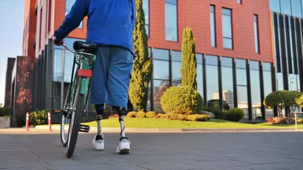 Vue Ralenti Homme Avec Des Jambes Prothétiques Promenade Vélo Dans — Video