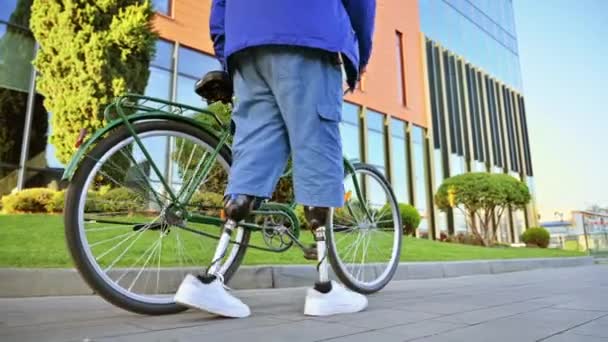 Vue Homme Aux Jambes Prothétiques Marcher Avec Vélo Dans Rue — Video