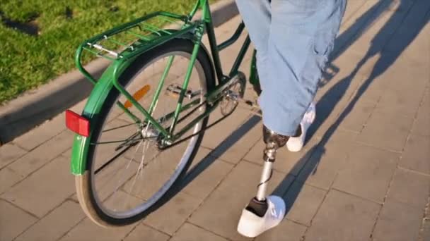 一个假肢男子的慢镜头 在街上骑着自行车散步 — 图库视频影像