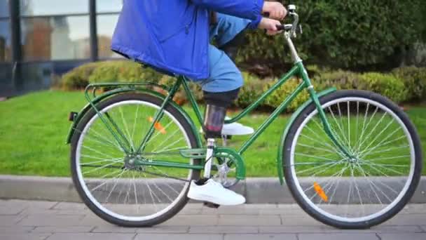 Vista Cámara Lenta Hombre Con Piernas Protésicas Montar Bicicleta Calle — Vídeos de Stock