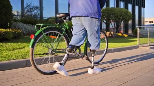 Vue Ralenti Homme Avec Des Jambes Prothétiques Promenade Vélo Dans — Video
