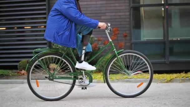 Vista Rallentatore Uomo Con Gambe Protesiche Andare Bicicletta Strada — Video Stock