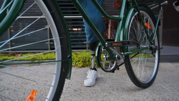 Lassan Mozgó Kép Egy Műlábú Emberről Biciklire Száll Elhajt — Stock videók