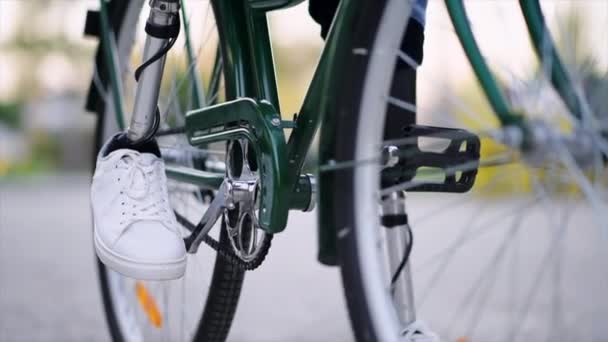 Lassan Mozgó Kép Egy Műlábú Emberről Biciklijén — Stock videók