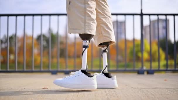 Wolno Poruszający Się Widok Chodzącego Mężczyzny Protezami Nóg Białymi Tenisówkami — Wideo stockowe