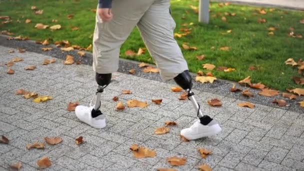 Vista Rallentatore Uomo Che Cammina Con Gambe Protesiche Scarpe Ginnastica — Video Stock
