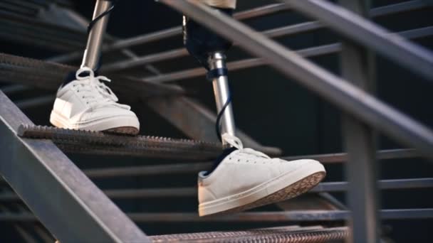 Langzaam Zicht Een Man Met Kunstbenen Witte Sneakers Die Metalen — Stockvideo