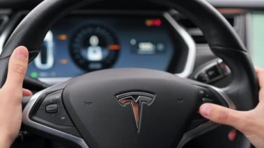 CHISINAU, MOLDOVA - Kasım 2022: bir Tesla S modelinin iç mekanı. Sürücü direksiyondaki anahtarı kullanarak gösterge panelindeki bilgileri değiştirir