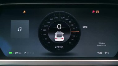 CHISINAU, MOLDOVA - NOVEMBER, 2022: Hız göstergesi ve diğer bilgilerle Tesla Model S ana gösterge panelinin görünümü