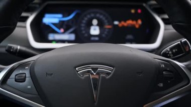 CHISINAU, MOLDOVA - NOVEMBER, 2022: Tesla Model S direksiyon ve harita ve hız göstergesi ile ana gösterge paneli yavaş çekim görüntüsü