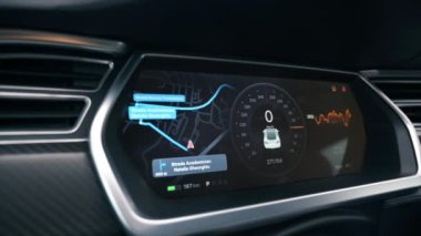 CHISINAU, MOLDOVA - NOVEMBER, 2022: Harita ve hız göstergesi ile Tesla Model S ana gösterge paneli yavaş çekim görüntüsü