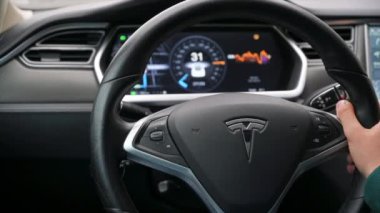 CHISINAU, MOLDOVA - NOVEMBER, 2022: Tesla Model S direksiyon simidi ve ana gösterge paneli kullanırken harita ve hız göstergesi