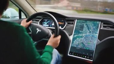 CHISINAU, MOLDOVA - NOVEMBER, 2022: Bir Tesla Model S iç mekan görüntüsü. Haritayla ana ekran