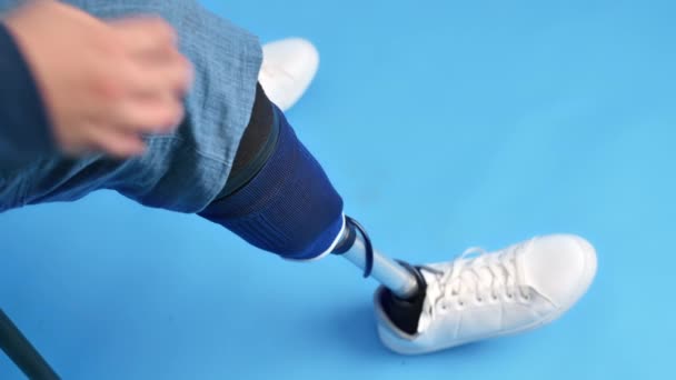 Vista Hombre Con Piernas Protésicas Zapatillas Blancas Quitar Prótesis Mientras — Vídeos de Stock
