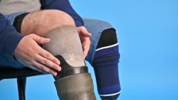 View Man Prosthetic Legs White Sneakers Putting Prosthesis While Sitting — Stock Video