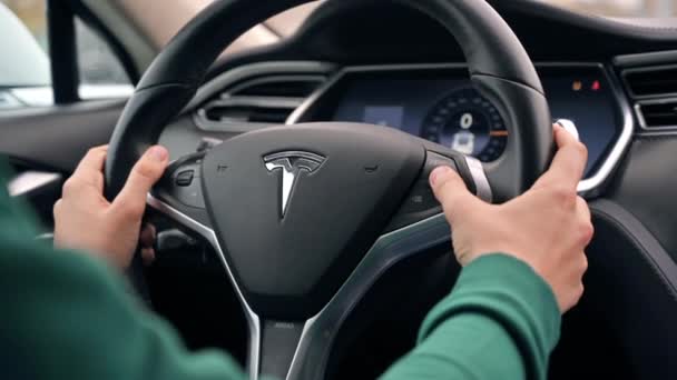 Chisinau Moldova November 2022 Вид Інтер Tesla Model Водій Змінює — стокове відео