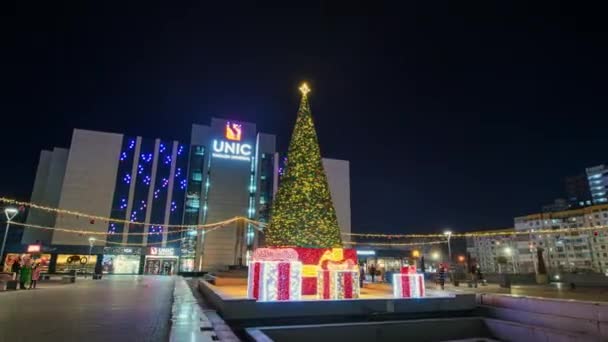 明尼苏达州齐斯努市 2022年12月 一个装饰着圣诞广场和圣诞树的购物中心的时间间隔图 — 图库视频影像