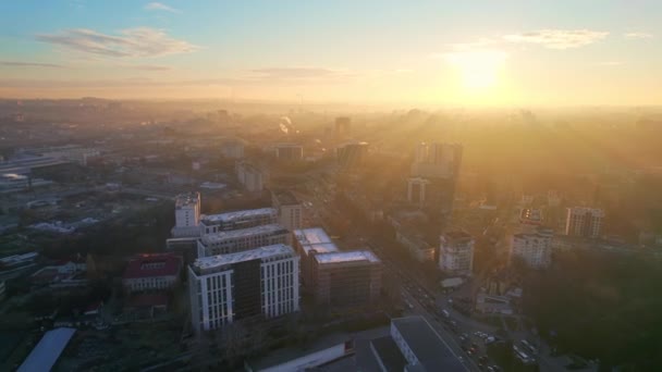 日の出にチシナウの空中ドローンビュー モルドバ 複数の建物 裸の木がある都市中心部の眺め — ストック動画