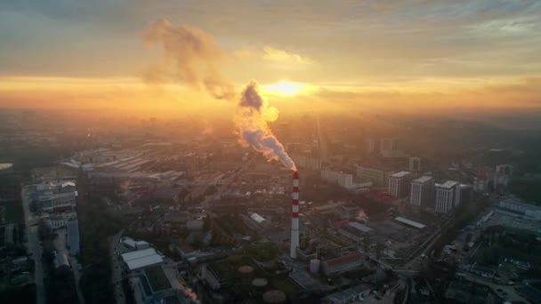 モルドバ日の出時チシナウの火力発電所の空中ドローンビュー 蒸気とパイプの景色 街並み — ストック動画